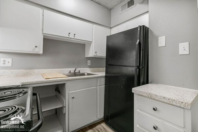 Building Photo - Beautifully Renovated 2Bdm 2Ba Apartment in Phoenix - MI Special