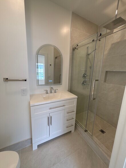 Master bedroom bathroom - 1062 S Shenandoah St