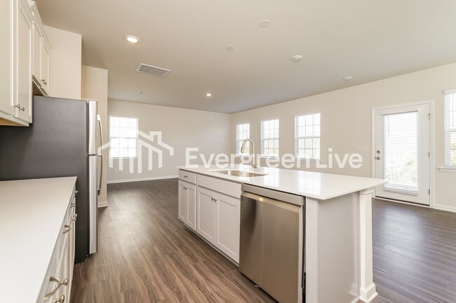 Building Photo - 5615 Hydrangea St