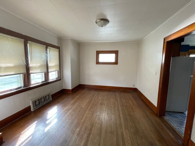 Building Photo - 3 Bedroom, 2 Bathroom House Located in Sta...