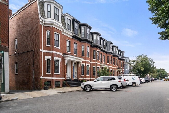 Building Photo - 797 E 4th St