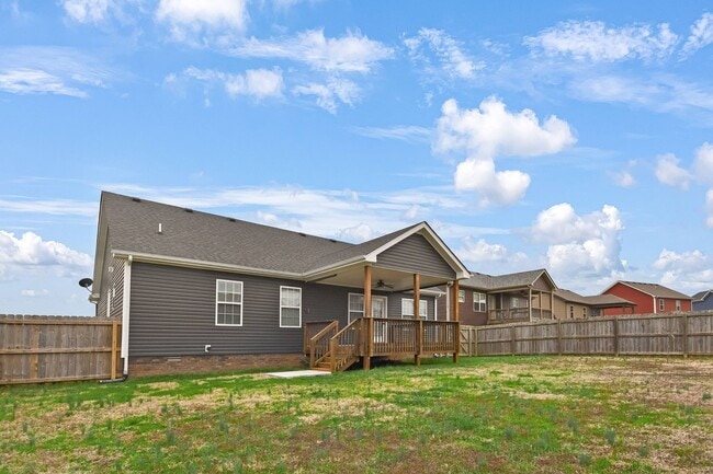 Building Photo - Pet Friendly Three Bedroom!