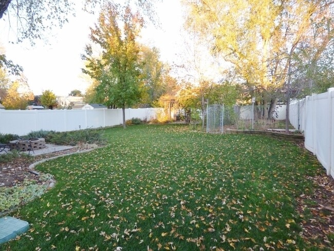Building Photo - Great 3 BD 2.5 BA Twin Home. Great Location.