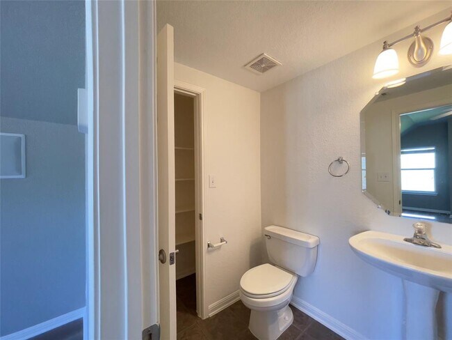 Building Photo - 15801 Belfin Dr