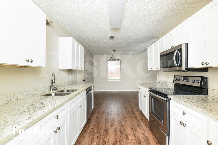 Building Photo - 2100 Cedar Ct