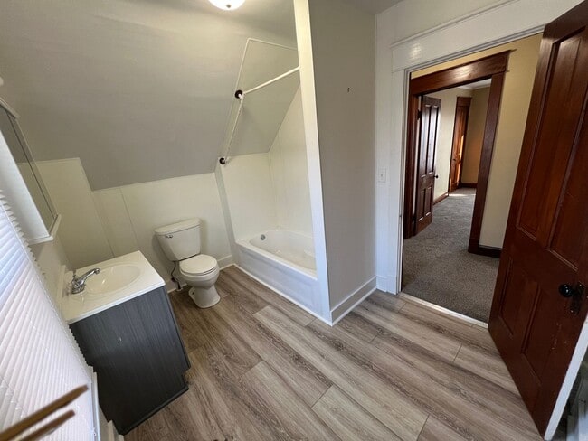 Building Photo - !3 Bedroom in Moline Ready August 1st!