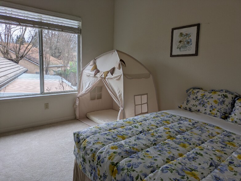 Building Photo - 105 Donegan Ct