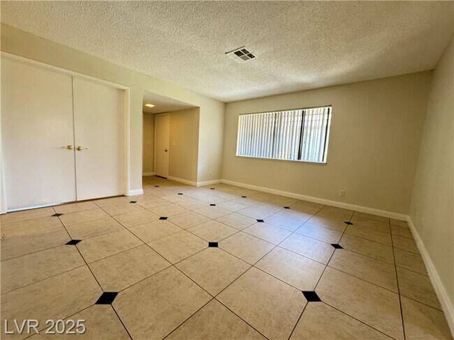 Building Photo - 6121 Meadow Haven Ln