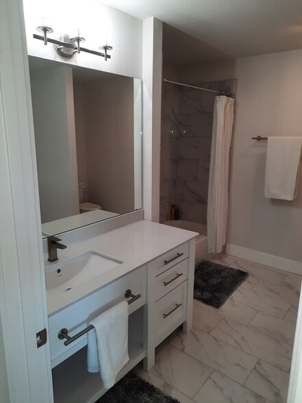 Building Photo - 1735 Woodridge Dr