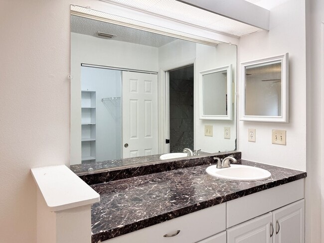 Building Photo - Tamarind - Renovated 2 Bedroom 2 Bath Condominium