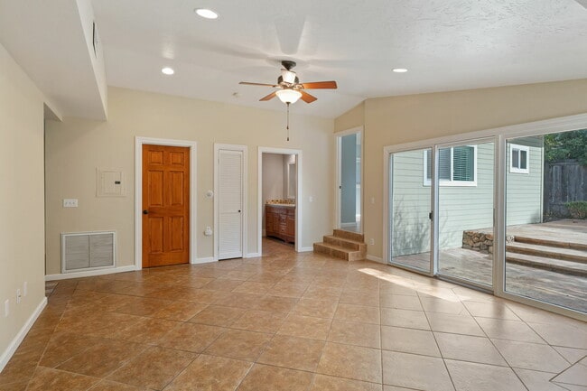 Building Photo - 824 Prince Ave