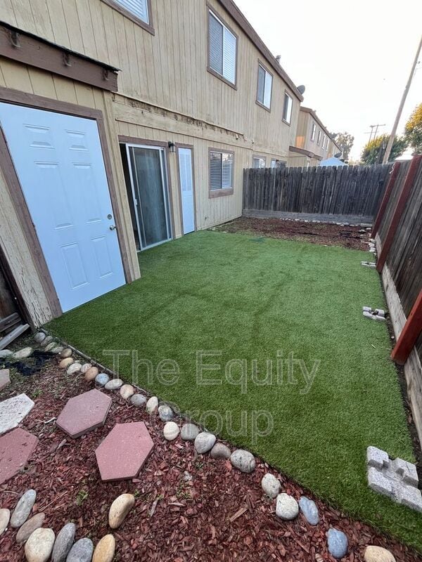 Building Photo - 4042 W Meadow Ave