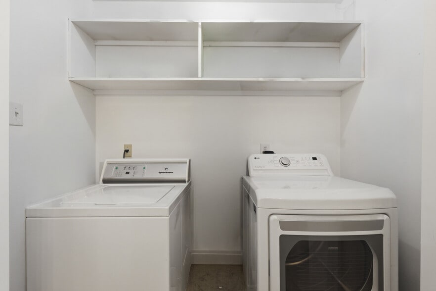 Building Photo - 3821 Brighton Dr