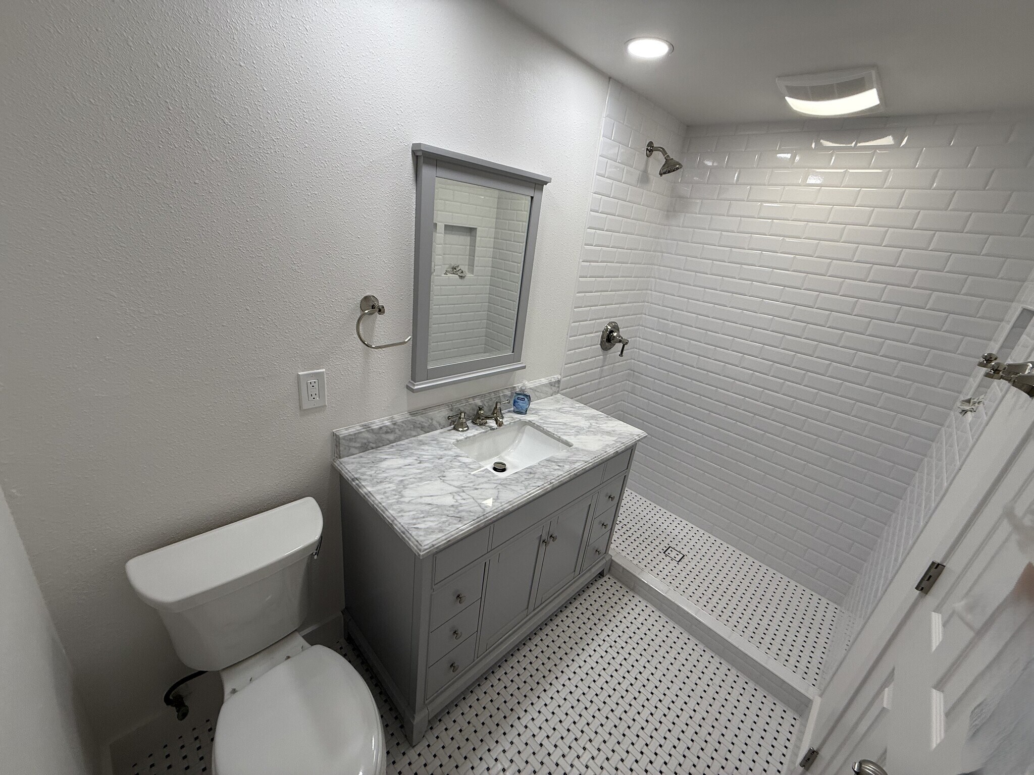 Full bath - 3229 Odessa Ave