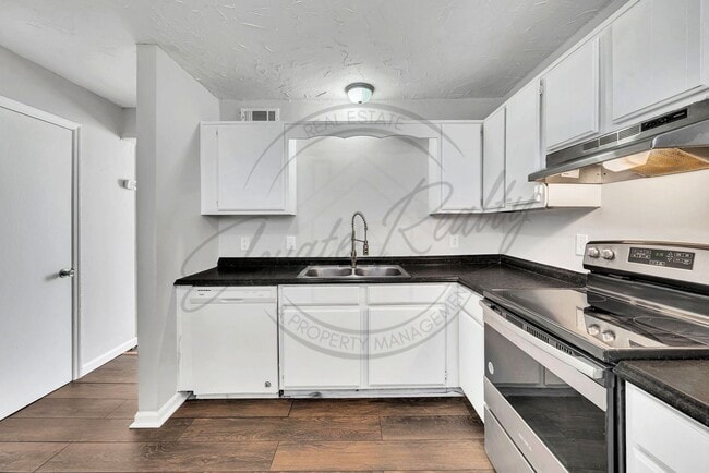 Building Photo - Two Bedroom Duplex near Trinity Hills in Nashville!