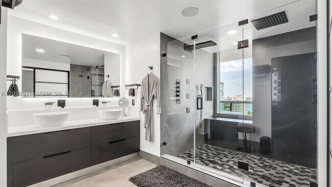 Building Photo - 5875 Collins Ave
