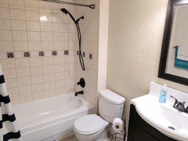 Building Photo - $1495 – 2 Bed / 1 Bath Condominium in cent...