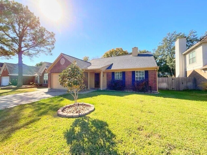 Building Photo - 18083 Holly Forest Dr