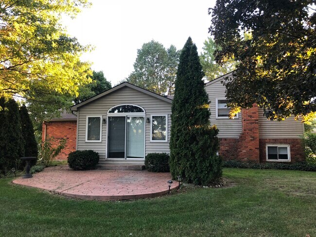 Building Photo - 1891 N Lake Dr