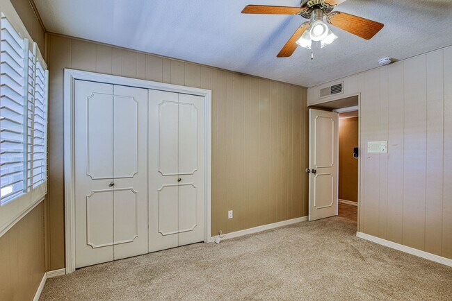 Building Photo - Stunning eastside rental in highly desirable area!