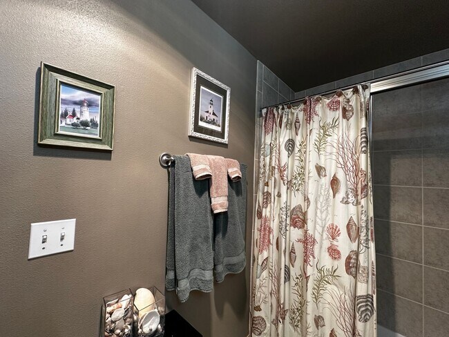 Building Photo - Fully Furnished Downtown Everett Condo wit...