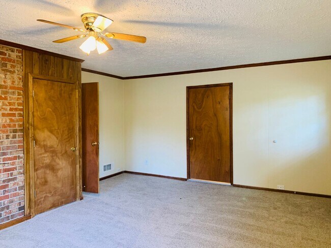 Building Photo - Wow, great location, newly renovated, 4 beds/2 bath, private fenced yard, sun room/office, must see!