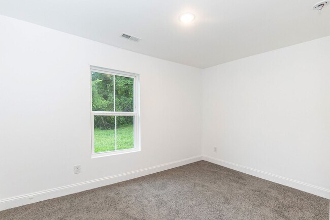 Building Photo - Three Bedroom Home