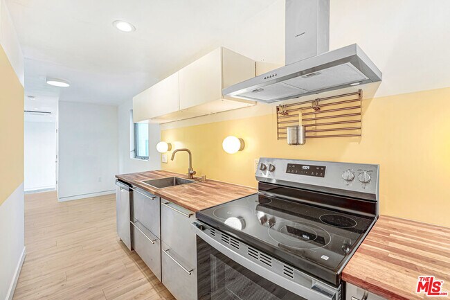 Building Photo - 2725 1/2 Dalton Ave