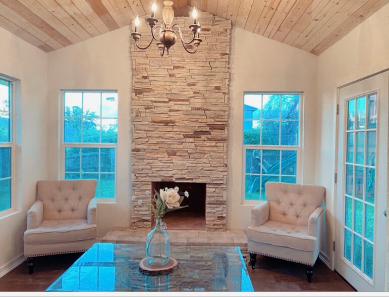 Building Photo - 212 Lipan Dr