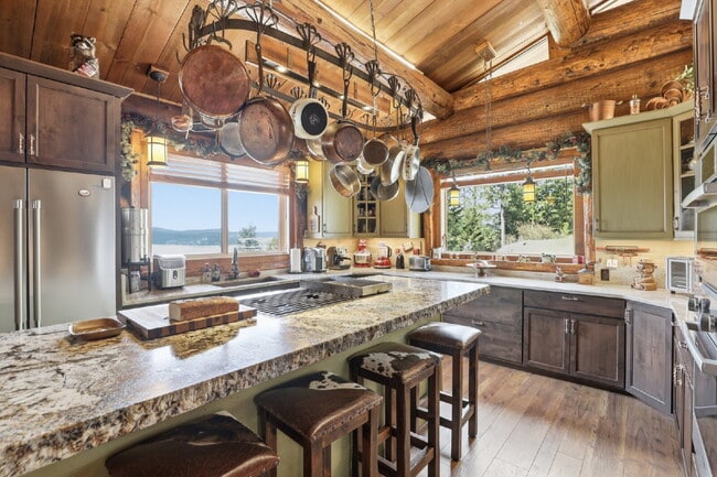 Building Photo - 2BR, 2BTH Executive Log Cabin Living Overlooking Carlin Bay on Lake Coeur d'Alene