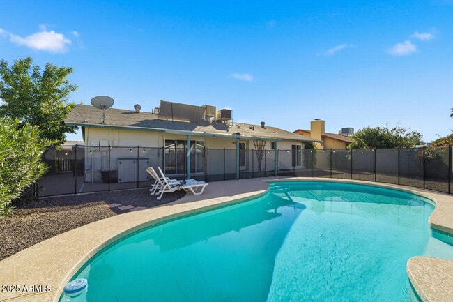 Building Photo - 1644 E Broadmor Dr