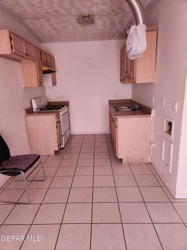 Building Photo - 10331 Blythe Dr