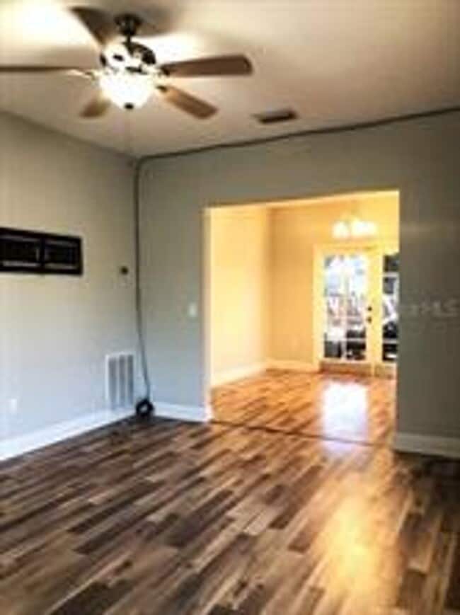 Building Photo - 2 Bedroom / 2 Bath Bungalow in Sanford's Historic District!
