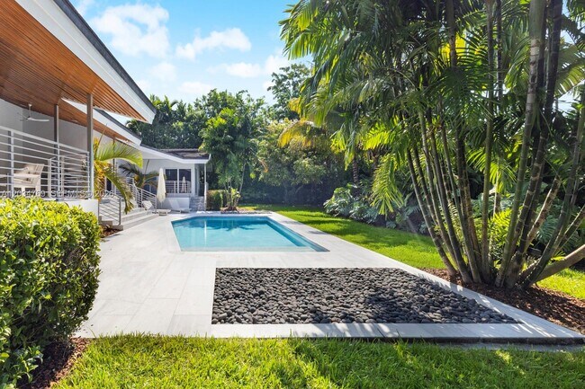 Building Photo - 5780 Las Palmas Dr