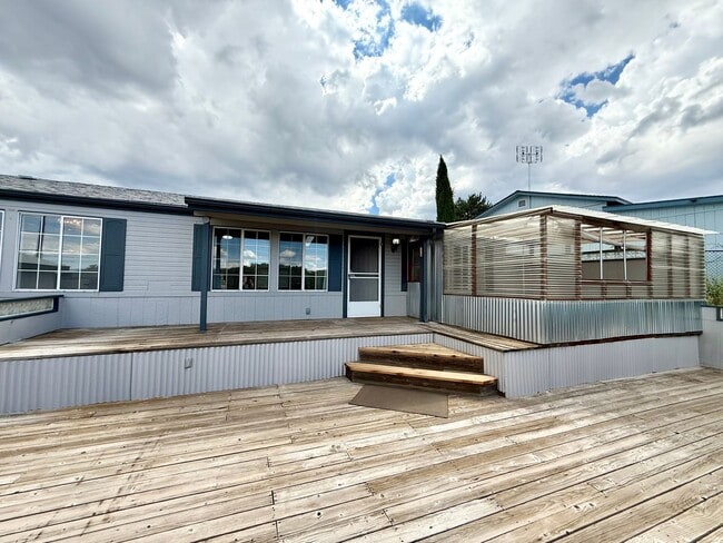 Building Photo - Charming 2-Bedroom Home with Office & Lake...