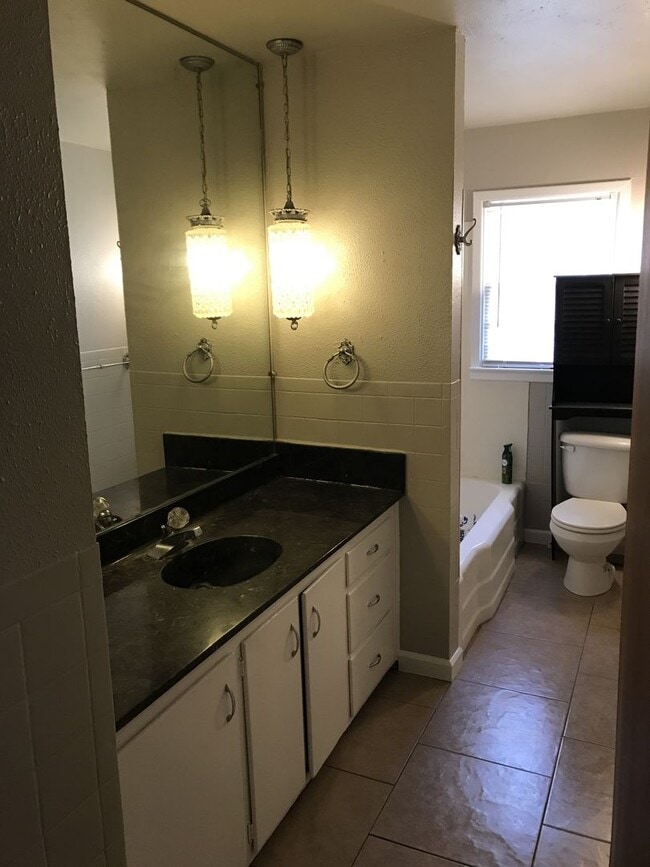 Building Photo - Pre Leasing for fall 2026! 3/2 in Medical District!