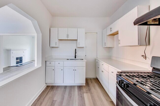 Building Photo - 3047 W Berteau Ave