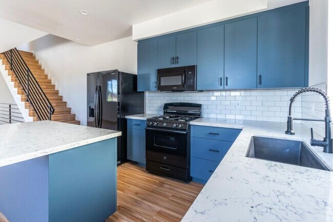 Building Photo - 4BR 3Ba Modern Townhome in Prime NOHO