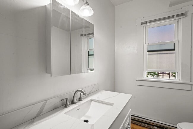 Building Photo - 975 University Ave