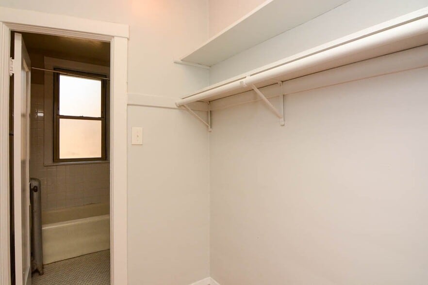 Building Photo - 4902 W Ainslie St