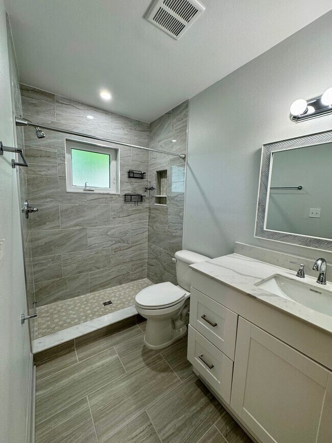 Building Photo - Remodeled Tampa Home