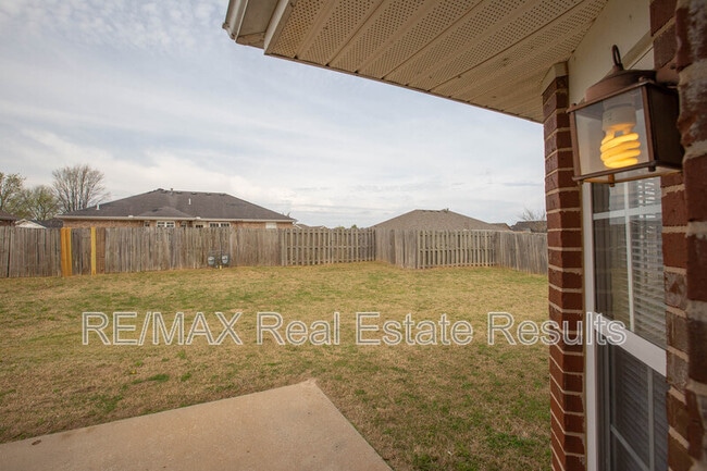 Building Photo - 1902 SW Fremont Rd