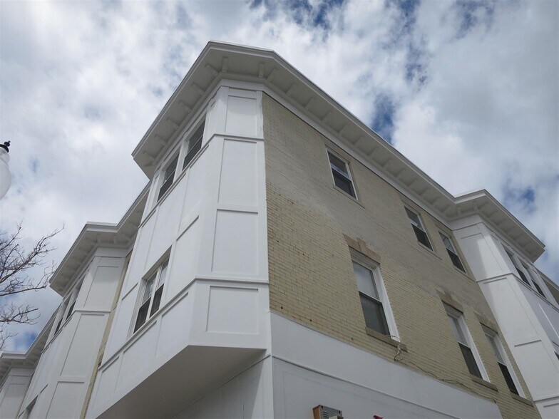 Building Photo - 1121 Broadway