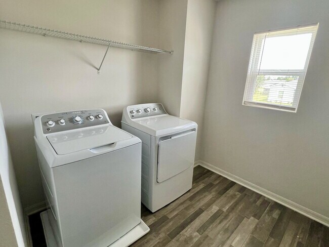 Building Photo - 4-Bedroom Home with Primary Suite | Intern...