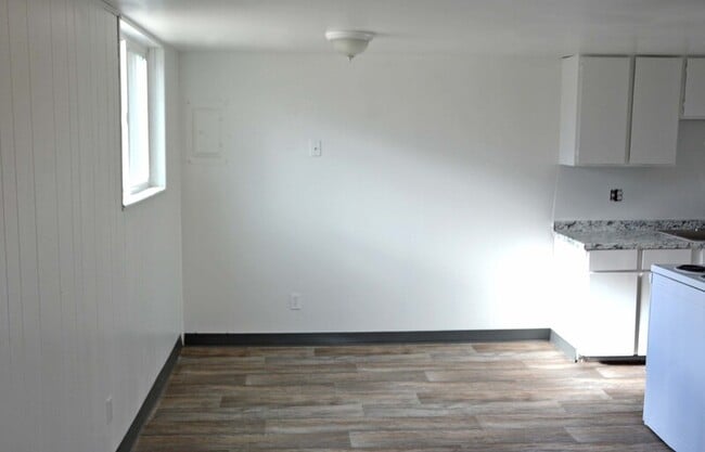 Building Photo - 1087 N 150 W