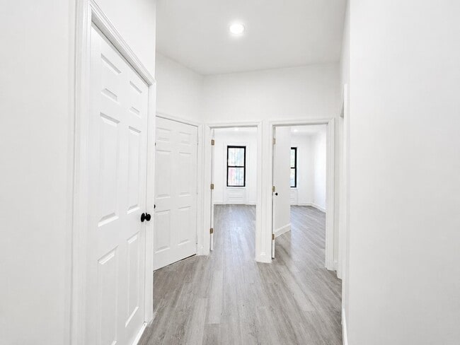 Building Photo - 428 56th St