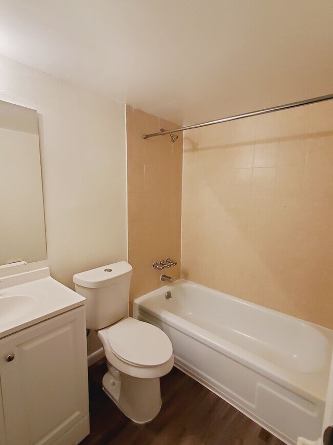 Building Photo - Updated One Bedroom, One Bath Apartment - ...