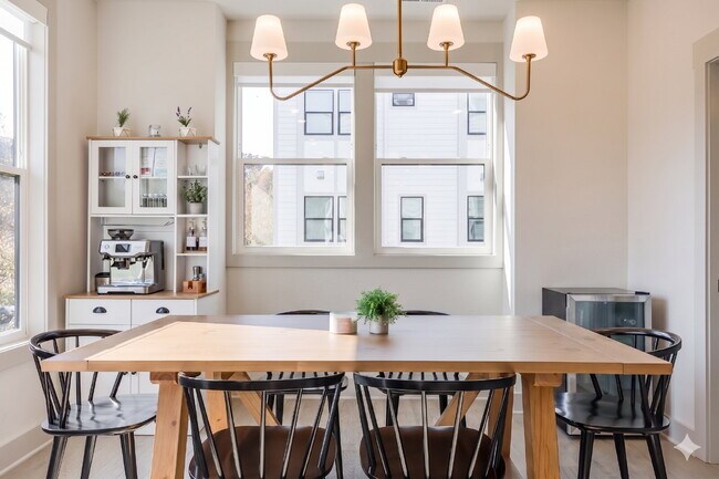 Building Photo - Luxury Living with amazing views!