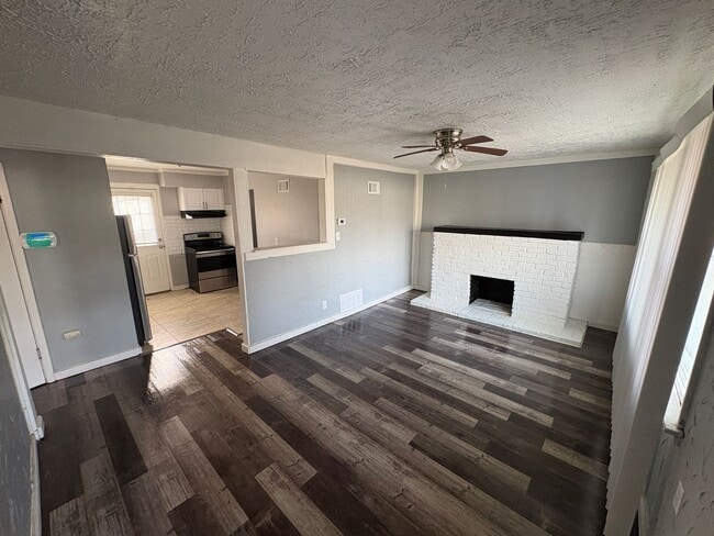 Building Photo - Cozy, energy efficient 2 bedroom home