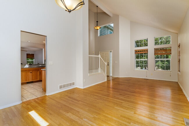 Building Photo - 4 Bedroom Home with 3 Car Garage! Move-in special 50% off one month's rent!!